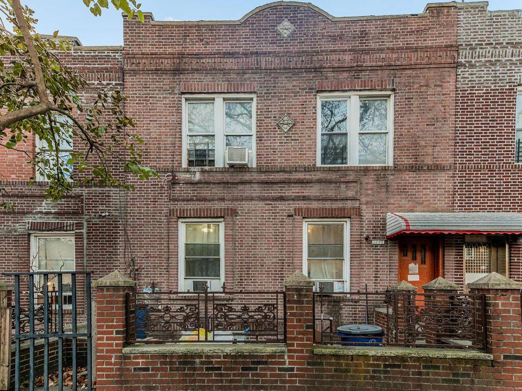 Discover a prime investment opportunity in the vibrant Parkchester area of Bronx County with this remarkable 4 family property.