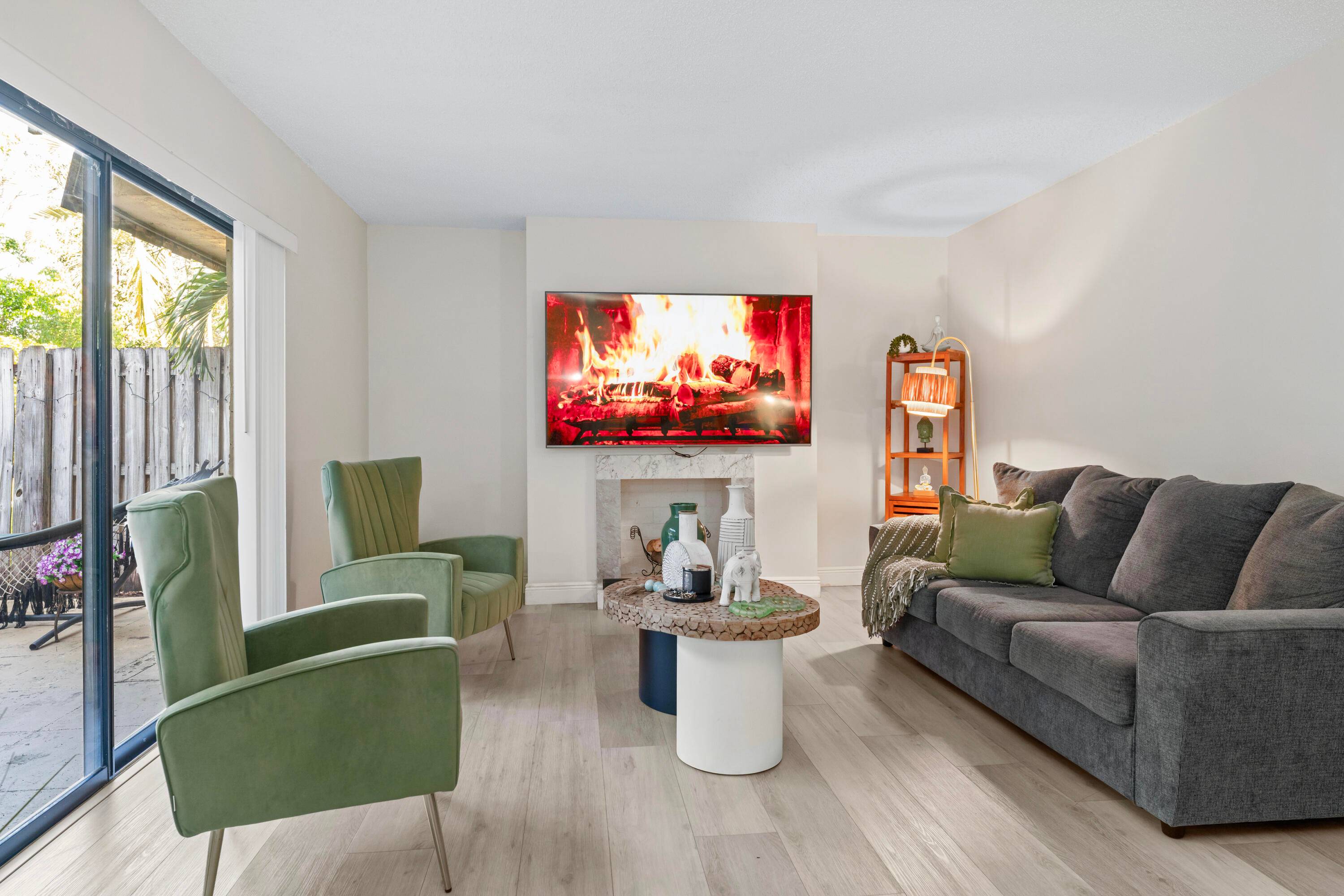 Beautifully Updated 2 Bedroom, 2 Bath Townhouse with Spacious Fenced PatioDiscover this charming, updated townhouse just 10 minutes from downtown West Palm Beach !