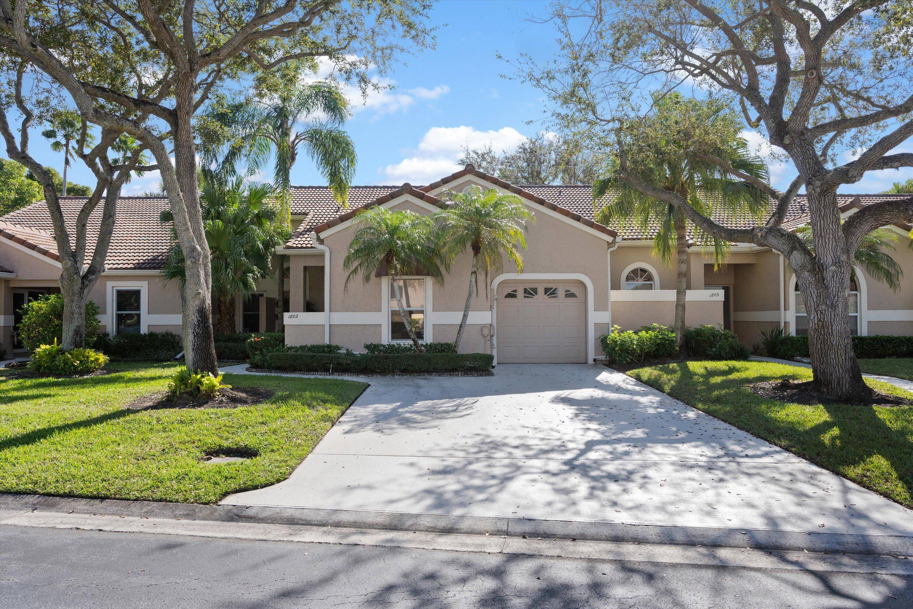 Spacious single story villa in a split floor plan 2 bedrooms, 2 bathrooms 1 car garage in Heather Run within PGA National.