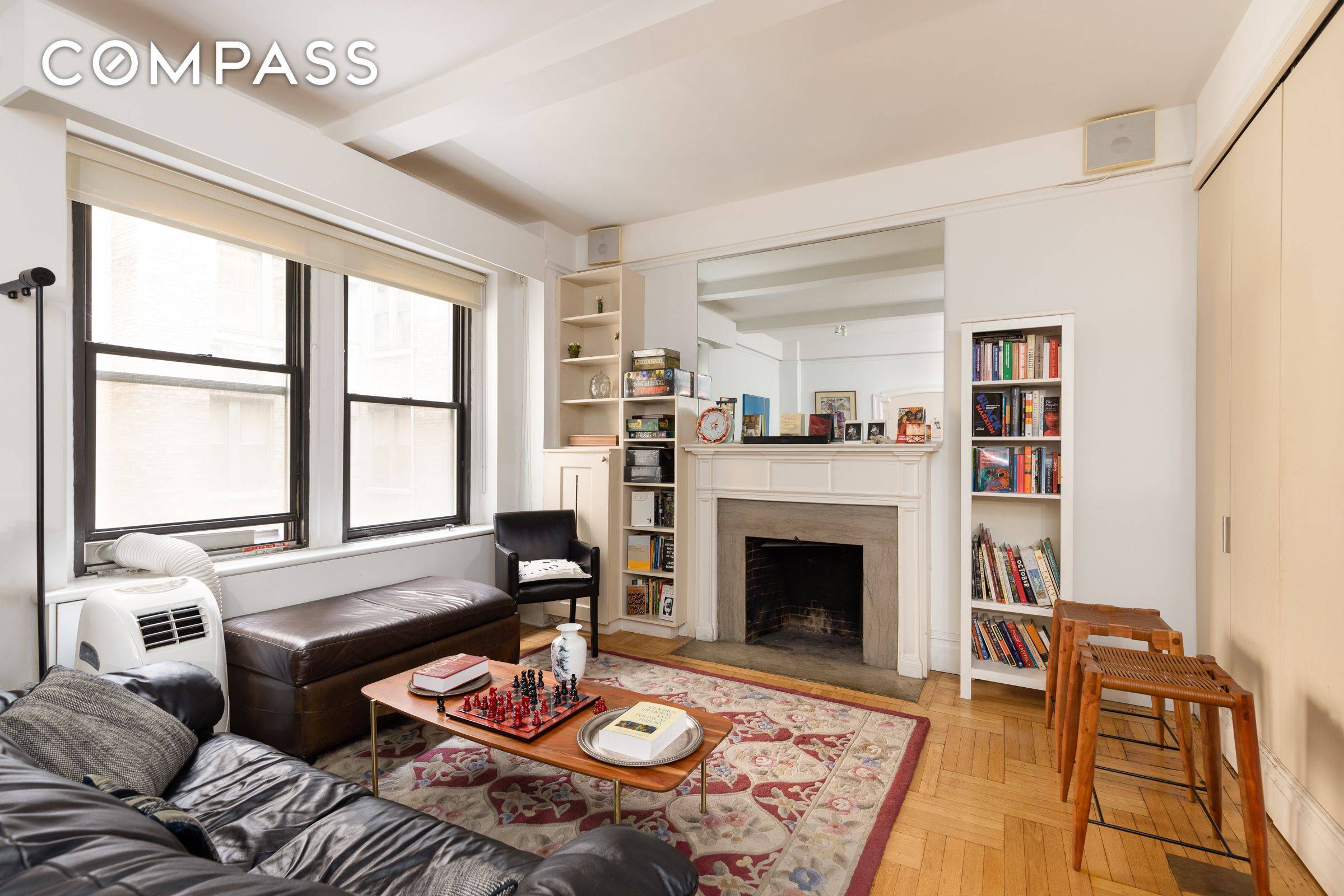 Luxury one bedroom apartment on Park Avenue, this gorgeous home is located in the heart of Murray Hill !