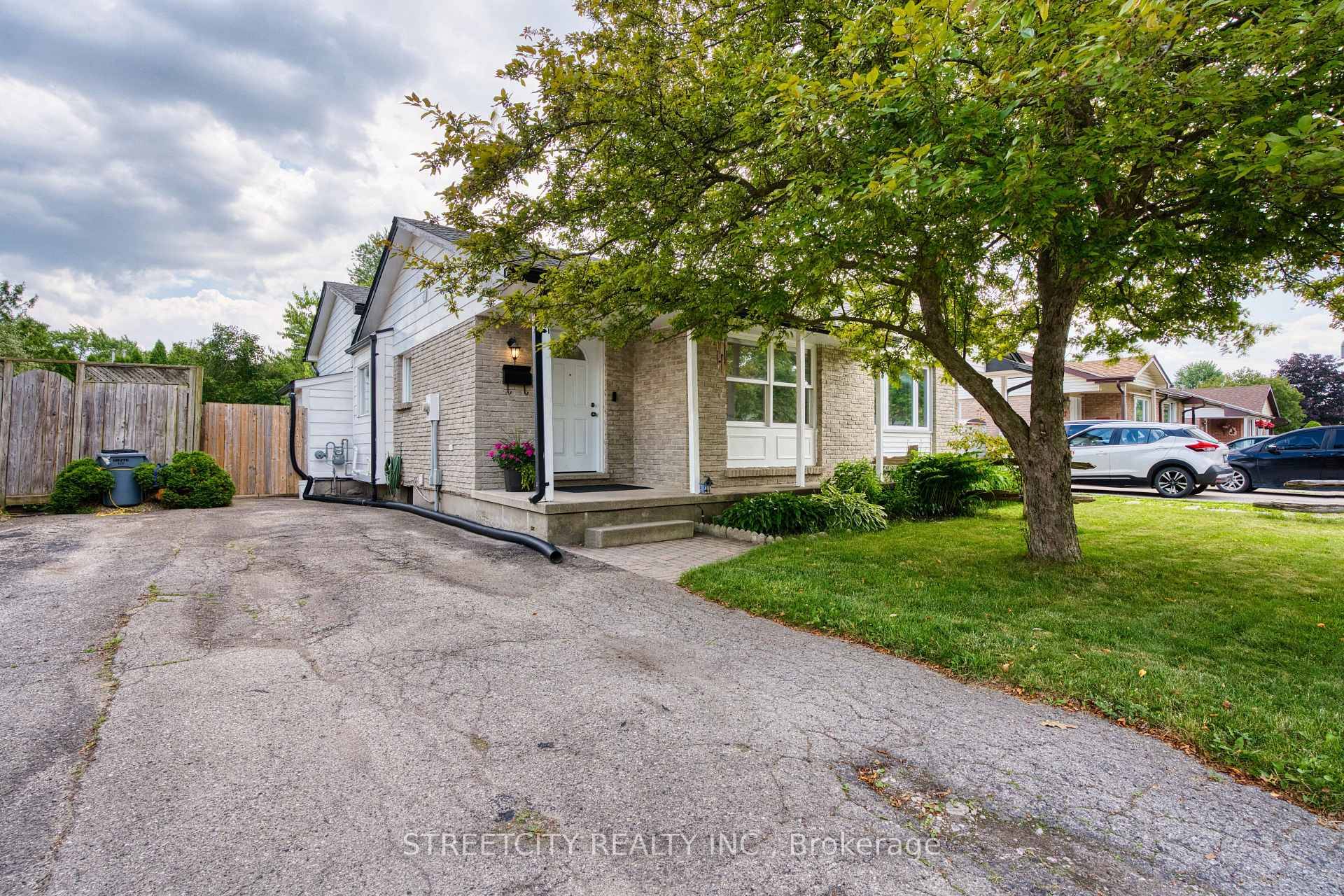 Stylish amp ; Spacious Back Split Home Move In Ready !