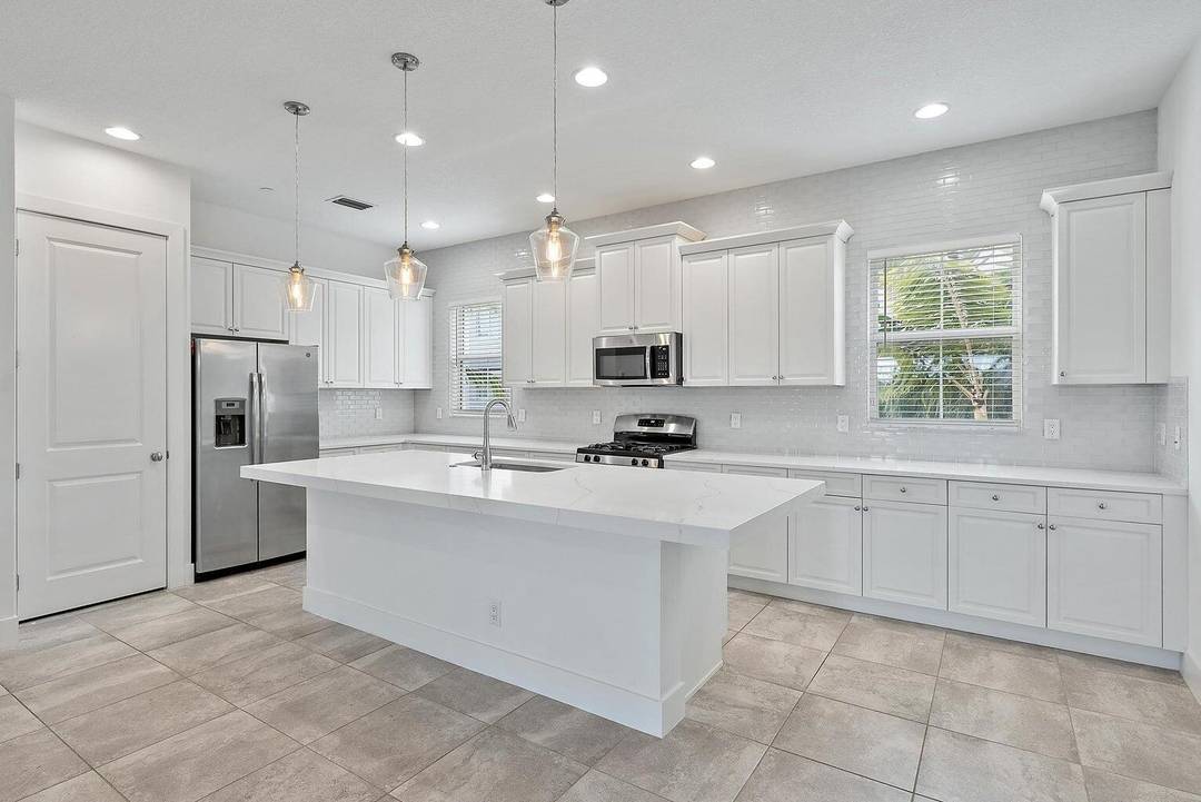 Gorgeous 3 Bedroom Den Flex Rm, 3.