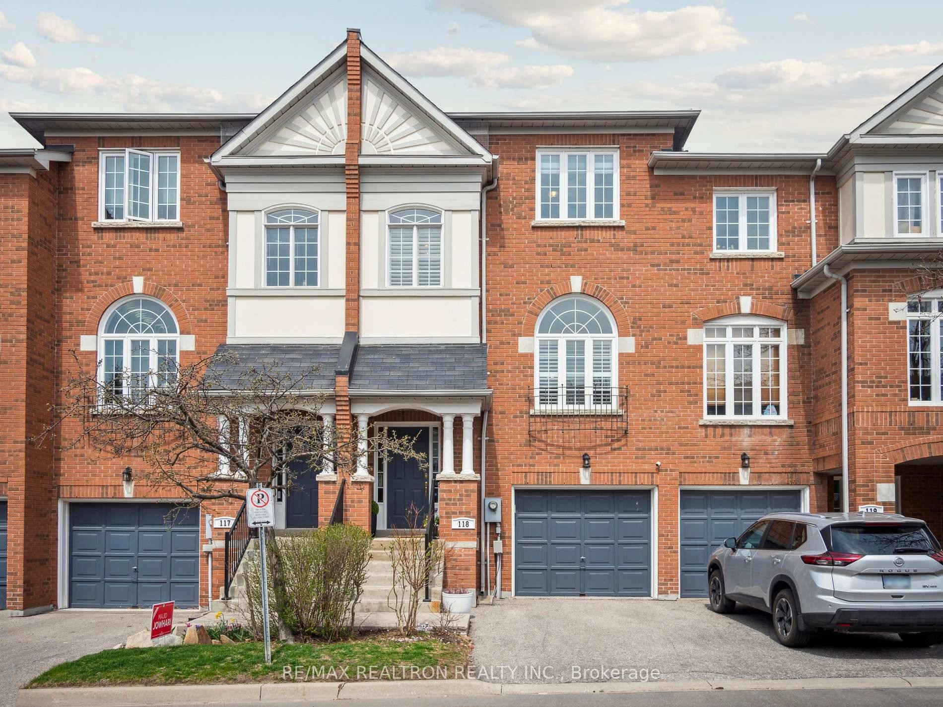 Townhouse with your own garage amp ; backyard !