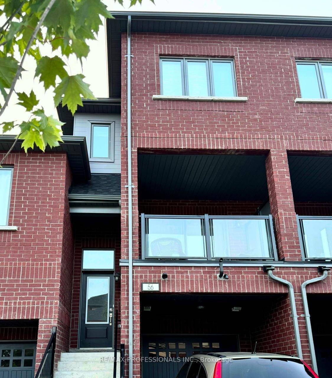 Live in Style in This Bright, Immaculate Downtown Brampton Townhouse Step into a lifestyle of comfort and sophistication in this beautifully designed, sun filled townhouse nestled conveniently in downtown Brampton.