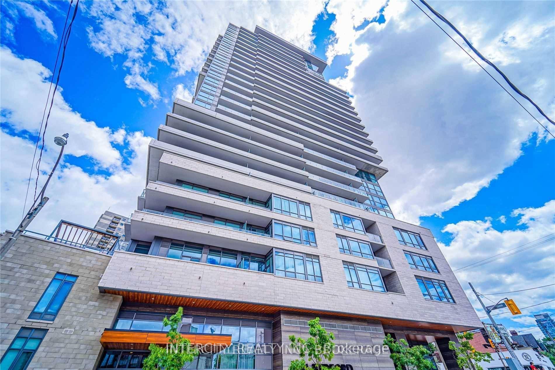 Where location and luxury come together, feast your eyes on this 2 1 bedroom, 2 bathroom condo located on the border of Yorkville and Annex.