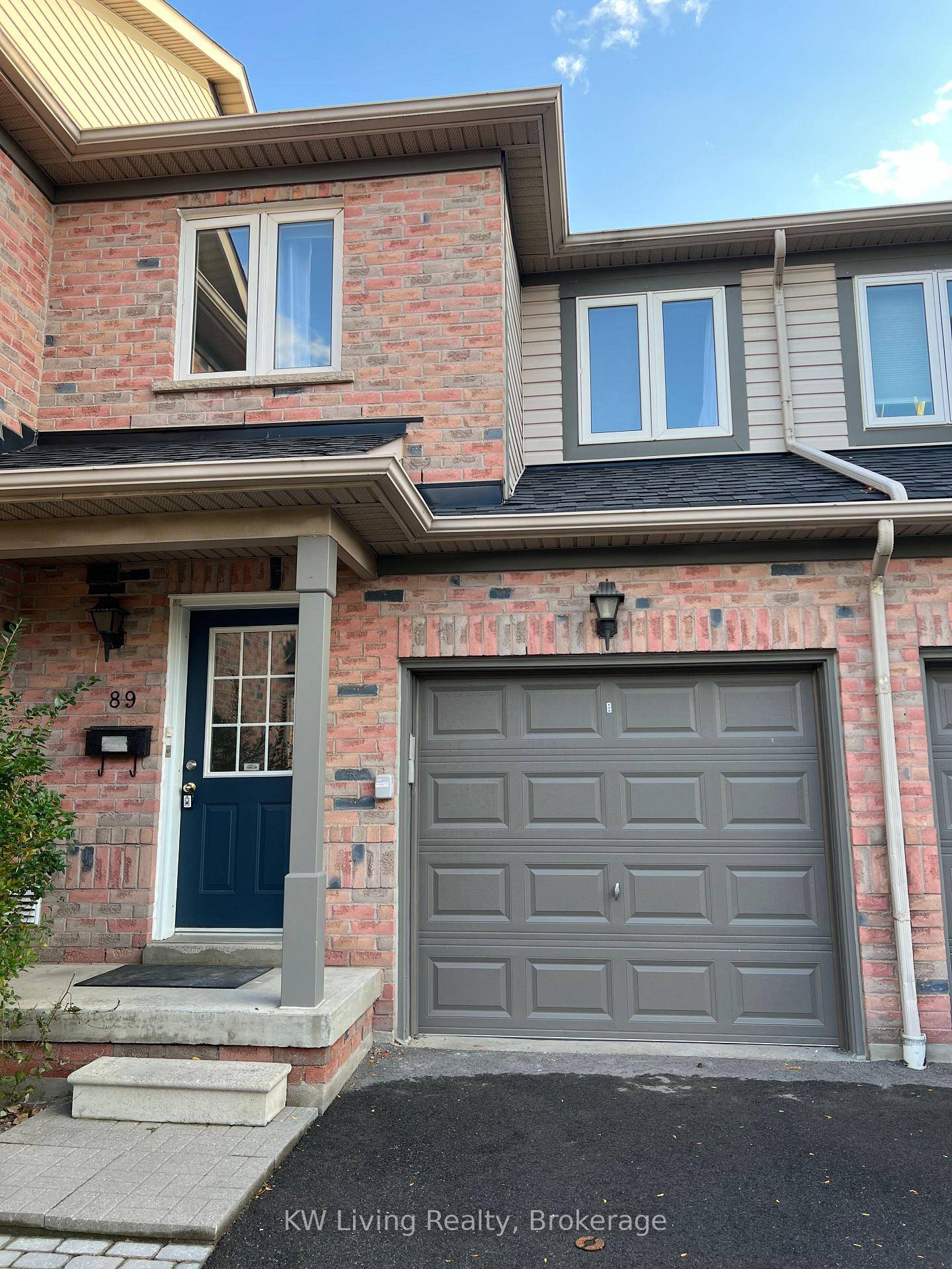 High Demand 2 Storey Townhouse In The Heart Of Erin Mills, Quiet Complex, 3 Bedrooms, Bright Upper Floor With Huge Skylight, Built In Garage One Driveway Parking, Walk To John ...