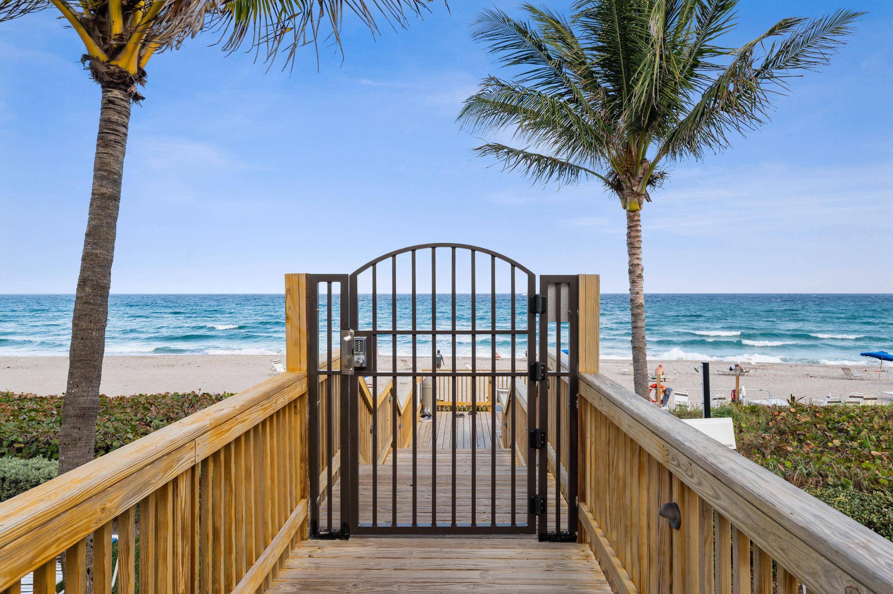 SWEEPING INTRACOASTAL VIEWS !