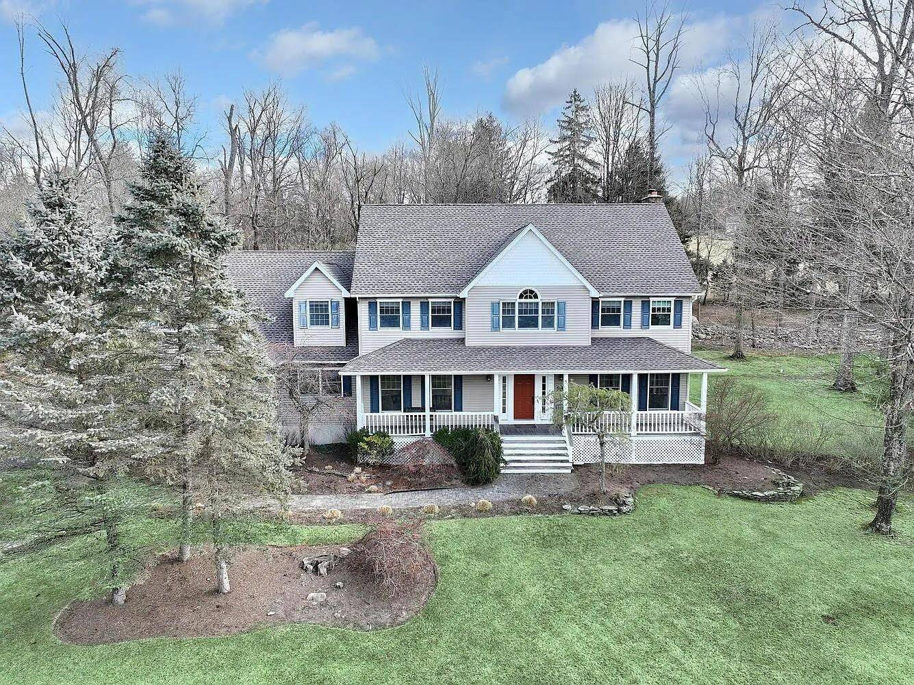 Montebello ! Nestled in one of the most exclusive cul de sacs in Montebello lies a stunning home on a flat acre of very private land ready to be your ...