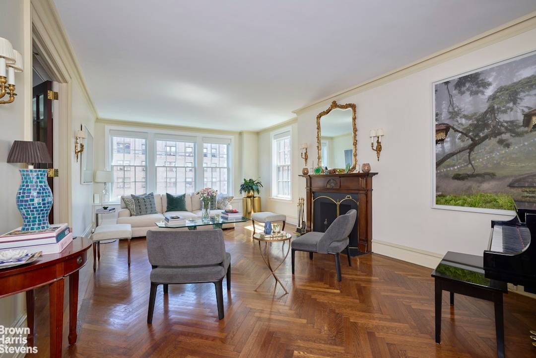 RENOVATED 12 ROOM RESIDENCE HIGH ABOVE PARK AVENUE This elegant and expansive four bedroom, four and a half bathroom front south corner residence at 1088 Park Avenue offers beautifully proportioned ...