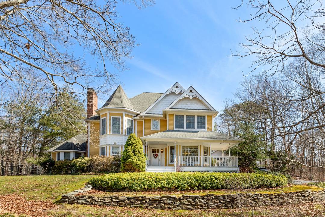 4 Bedroom Water Mill With Covered Porch