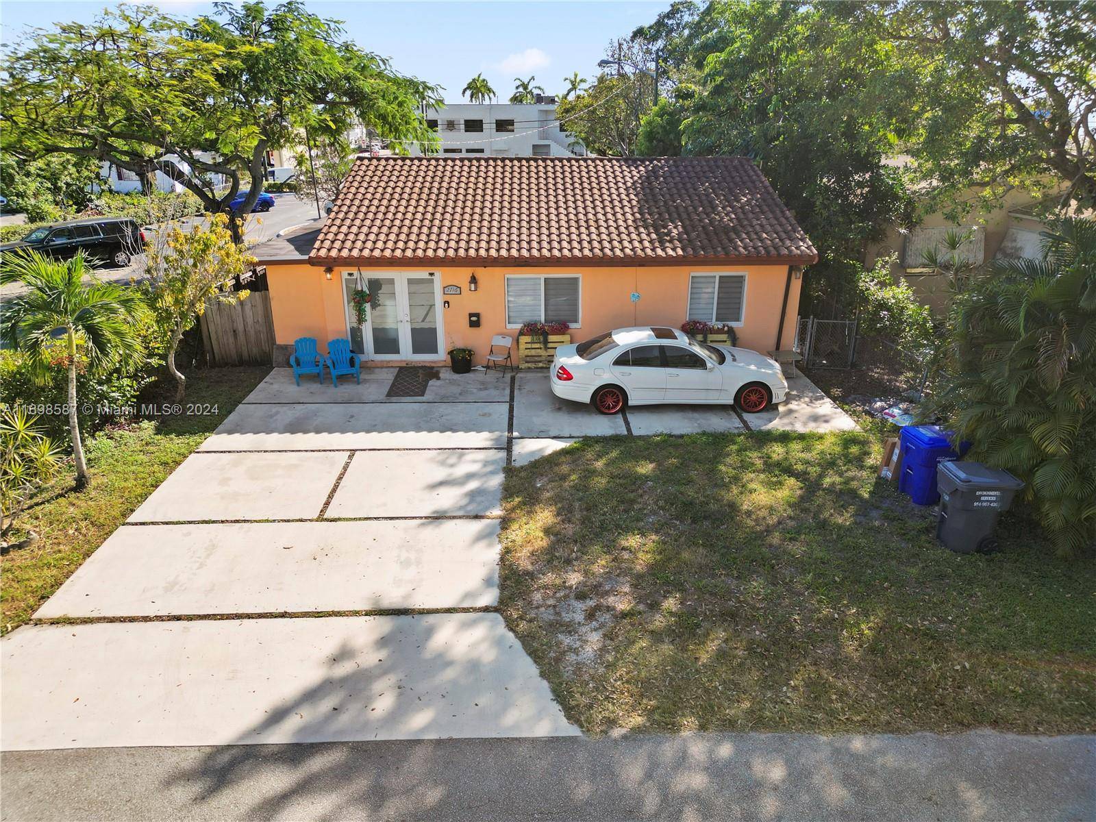 Charming 3 Bedroom, 2 Bath Home Near Hollywood Circle Located in Downtown Hollywood's Cultural Center, this spacious home features an open layout, tiled floors, and charming archways.