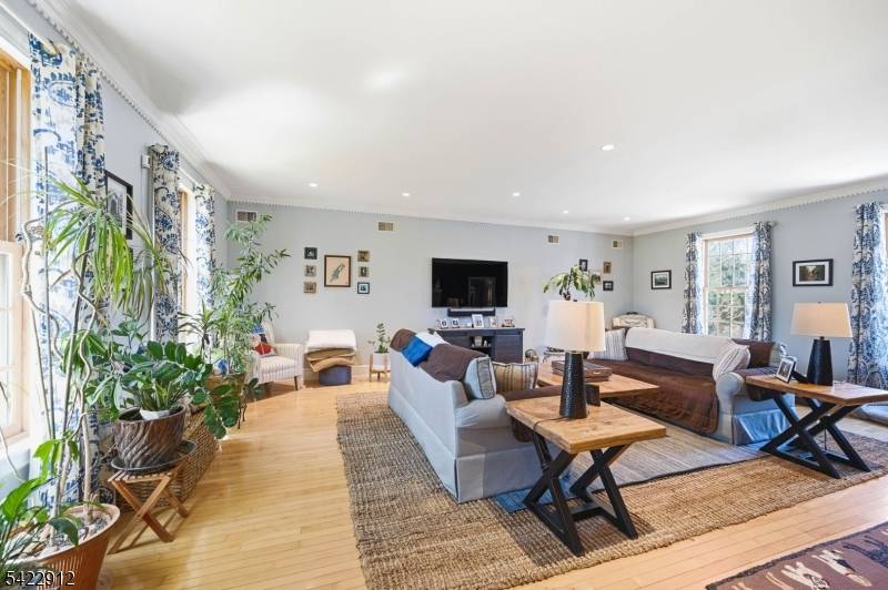 An Elevated Lakefront Experience with Presence Personality !