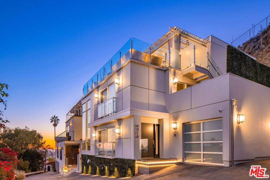 9318   Warbler Way 3BR Sunset Strip La