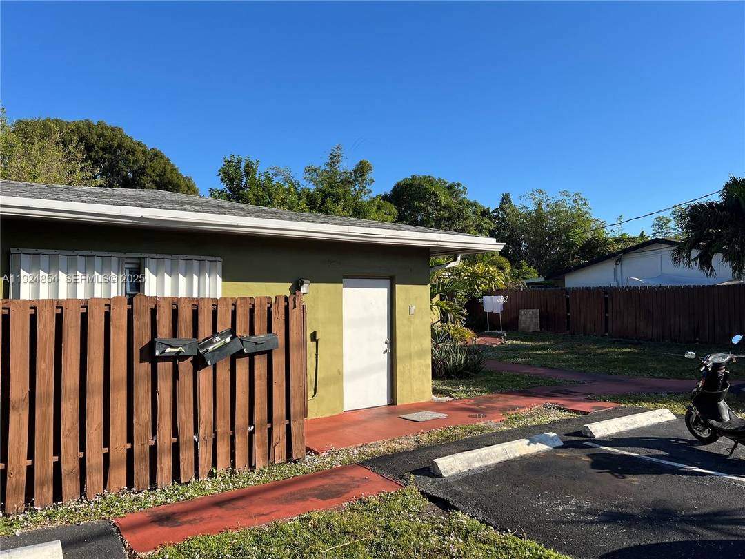 Fantastic income producing triplex in a prime Fort Lauderdale location !
