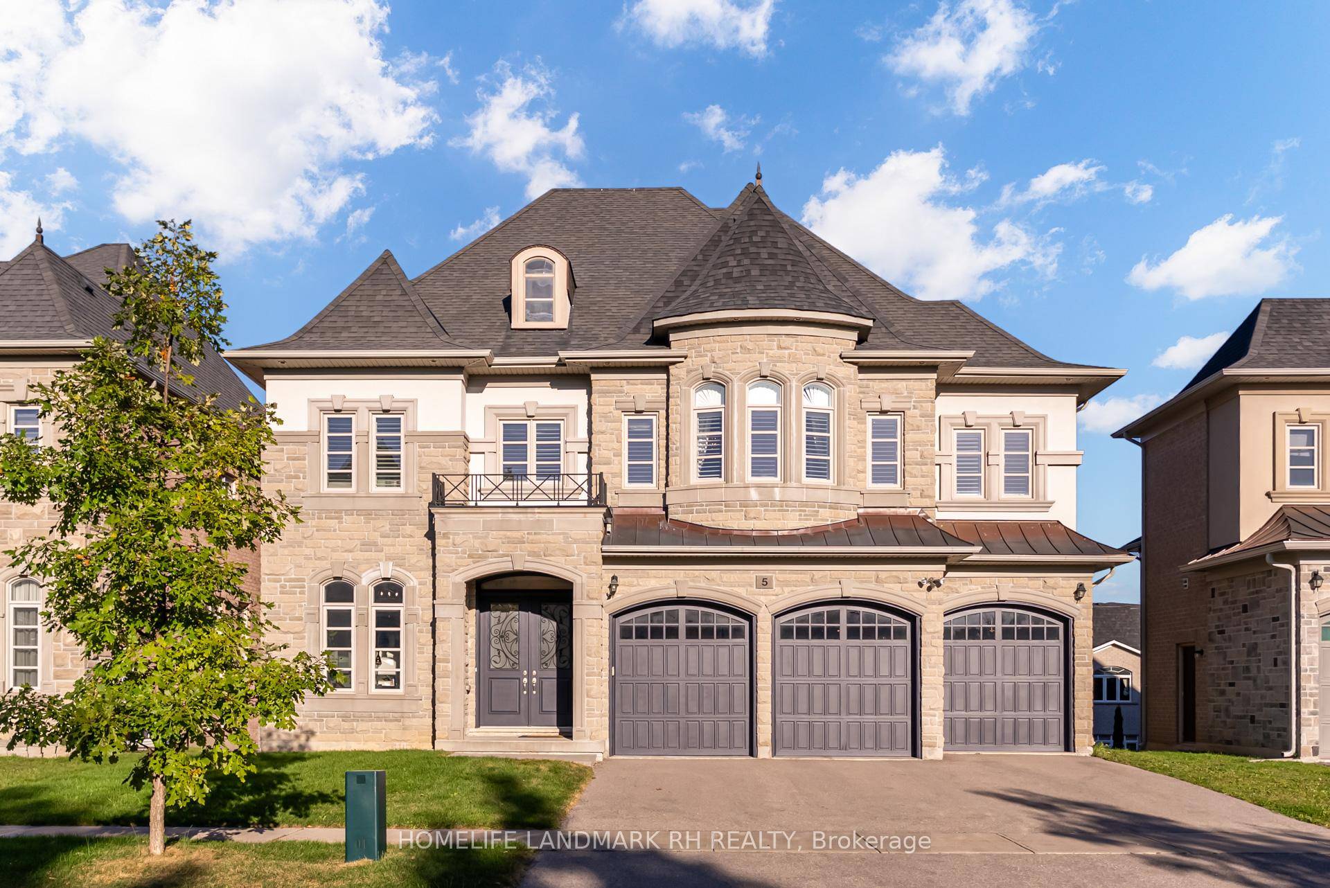 Luxurious 3 Car Garage Detached in prestigious Fountainbleu Community.