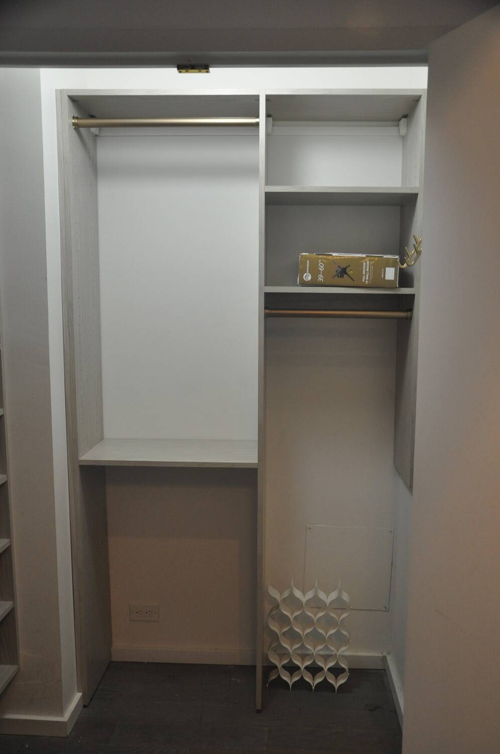 Bathed in natural light from floor to ceiling windows, this sophisticated one bedroom residence captures the energy and beauty of the city skyline.