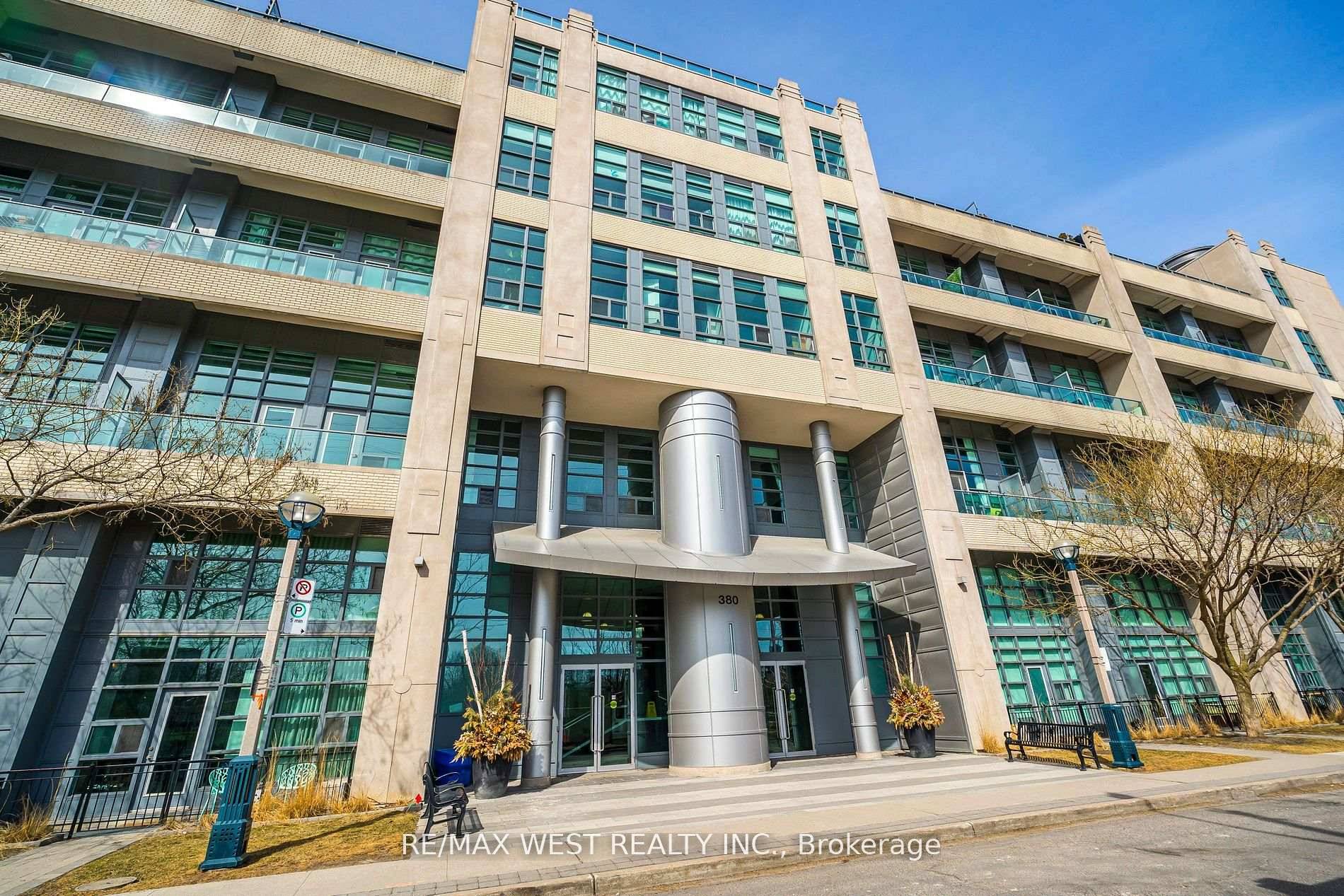 PRICED TO SELL ! Popular Madison Avenue Lofts, a 5 minute walk to Dupont Subway Station, just south of Casa Loma, with a Walk Score of 95, Bike Score 95 ...