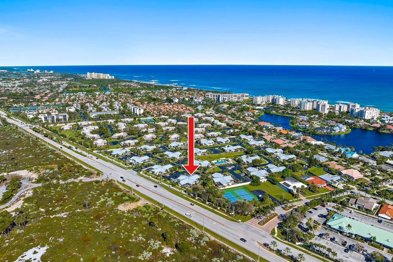 Whether you are a full time or seasonal resident this home is perfectly situated to enjoy all of the wonderful amenities and beaches that Jupiter offers !