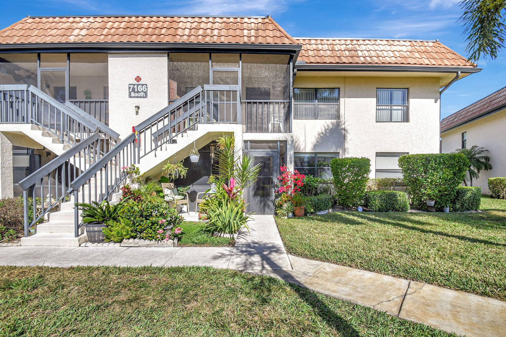 Welcome to this charming 2 bedroom, 2 bath condo located in the 55 community of Golf Colony in Lucerne Lakes.