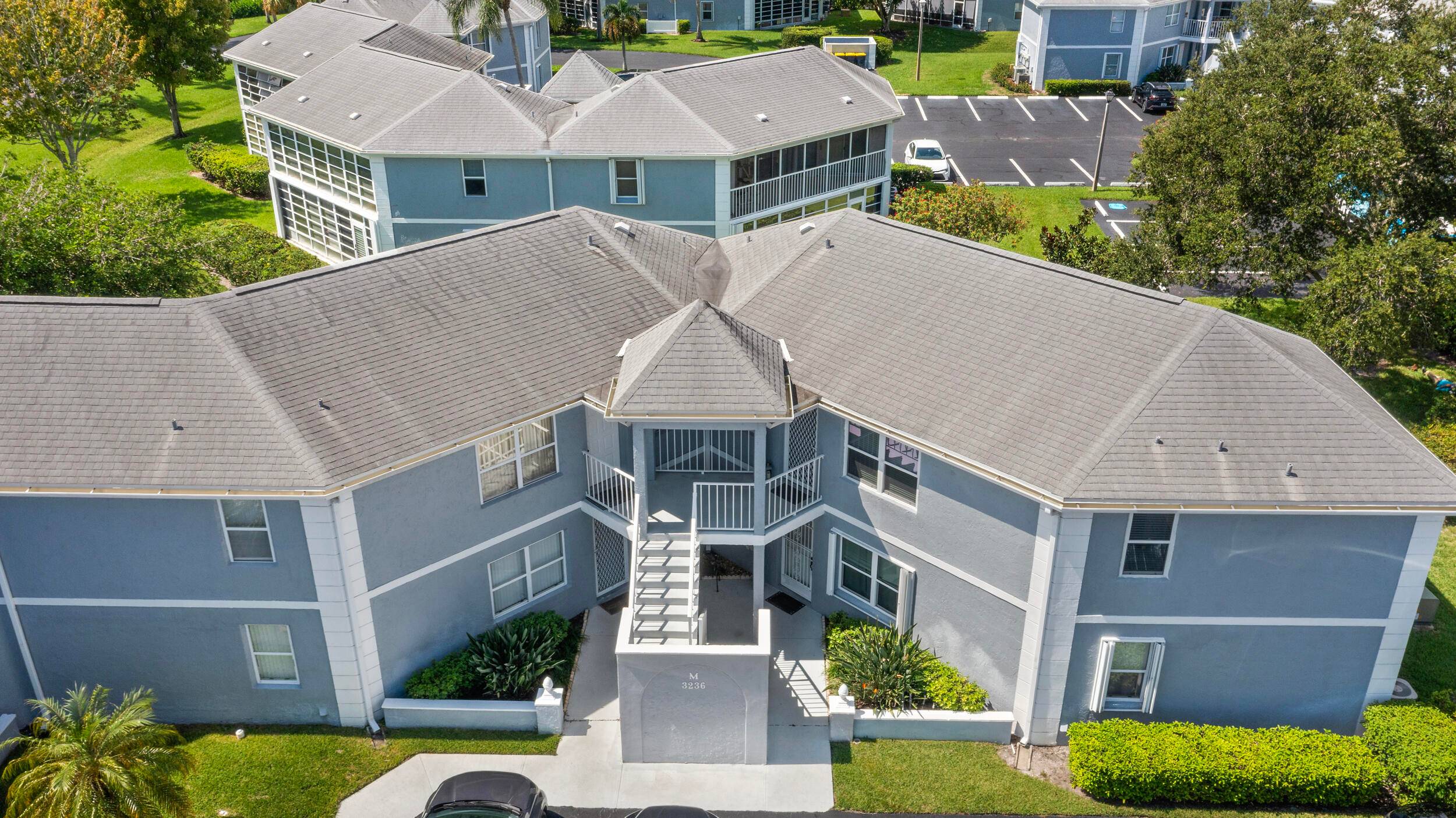 BEAUTIFULLY UPDATED 2 Bedroom Condo Designed for Relaxed Florida Living !