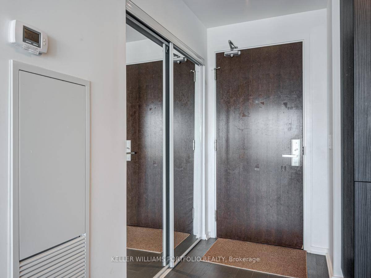 1 Bdrm Indx Condos ! Great Layout.