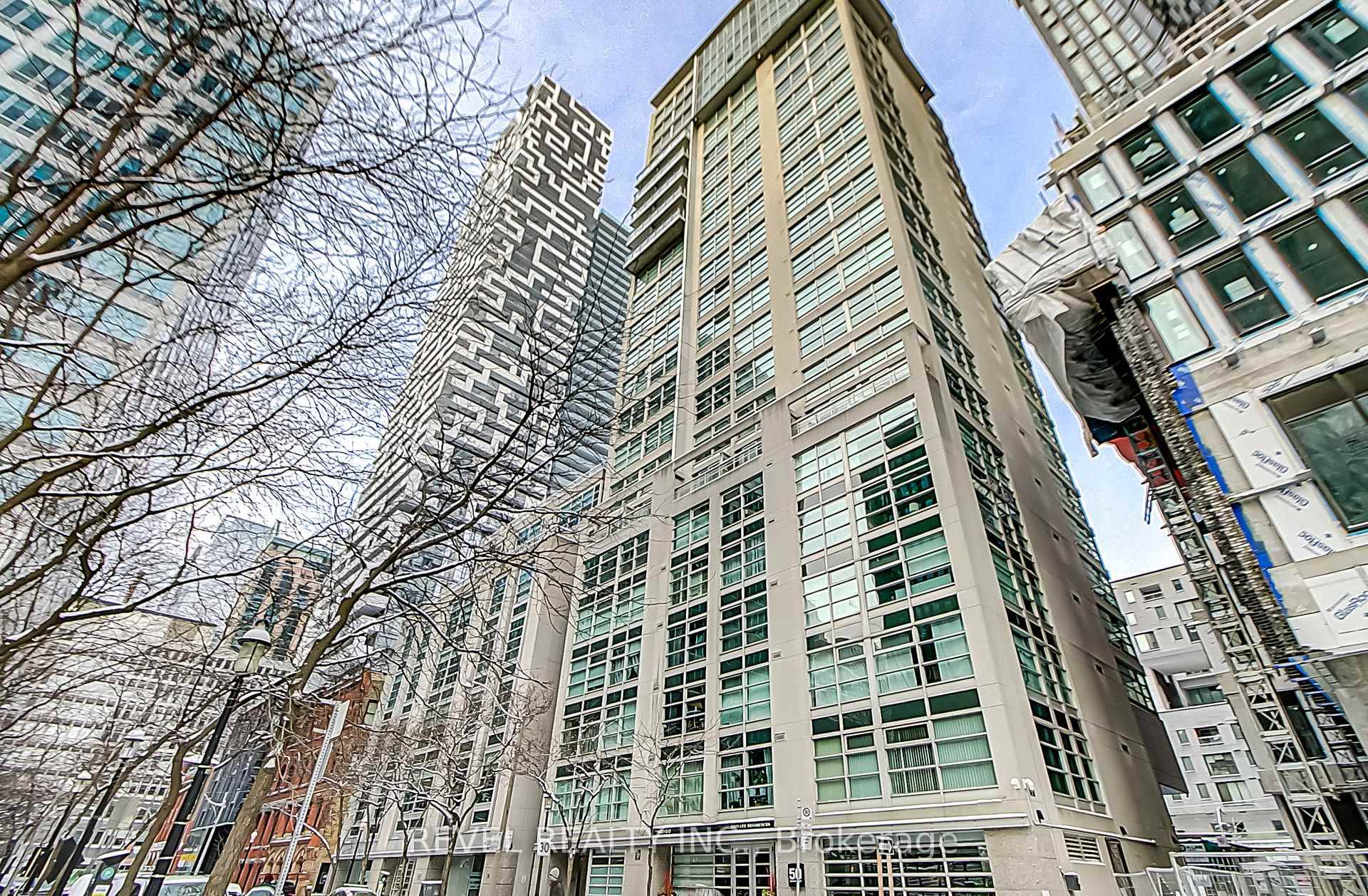 Experience the best of downtown Toronto in this charming one bedroom unit with stunning city views.