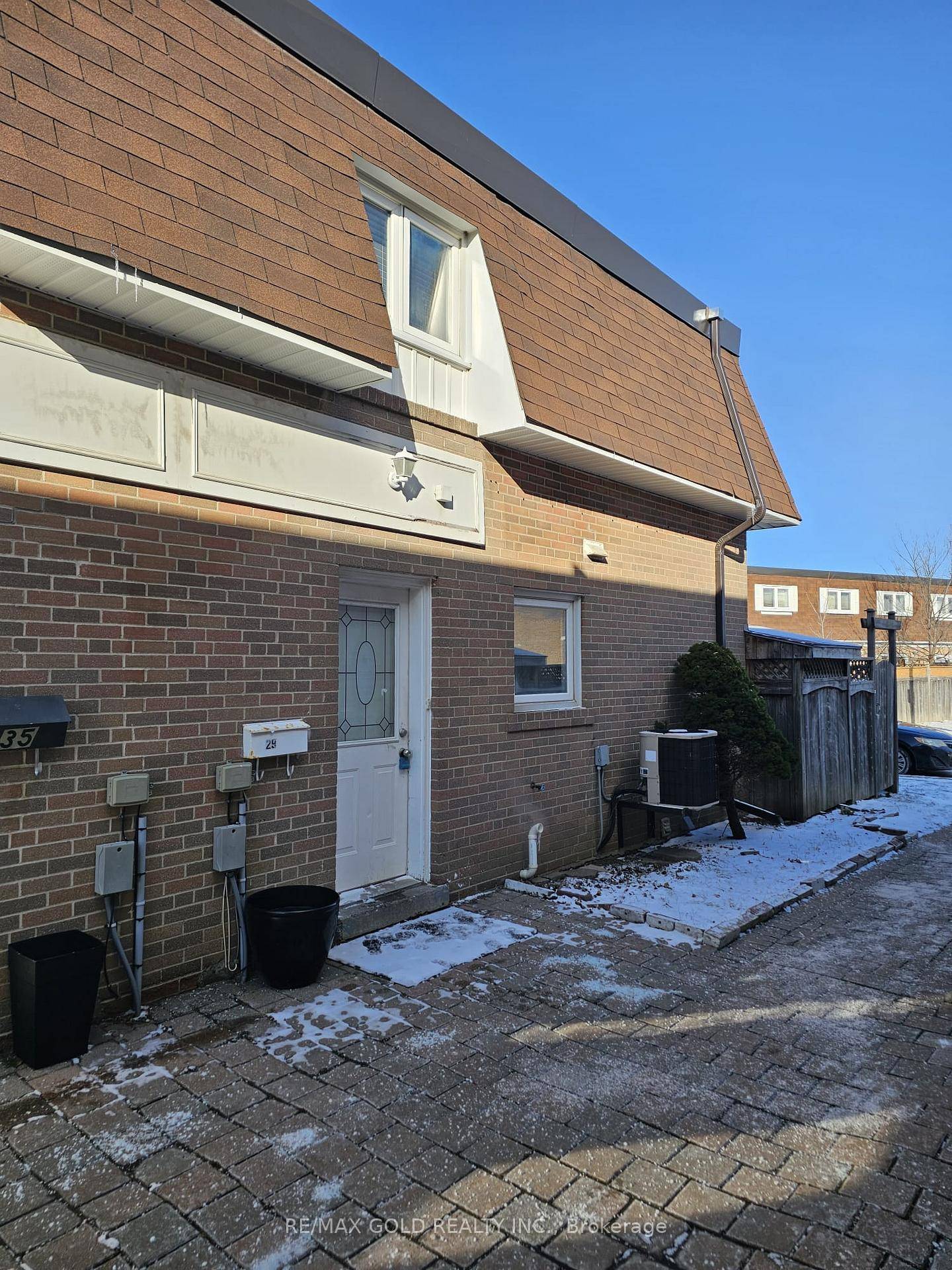Calling all investors, Beautiful 3 Br Townhouse In Prime Peel Village Area, Perfect For First Time Home Buyer's Or Renovators.