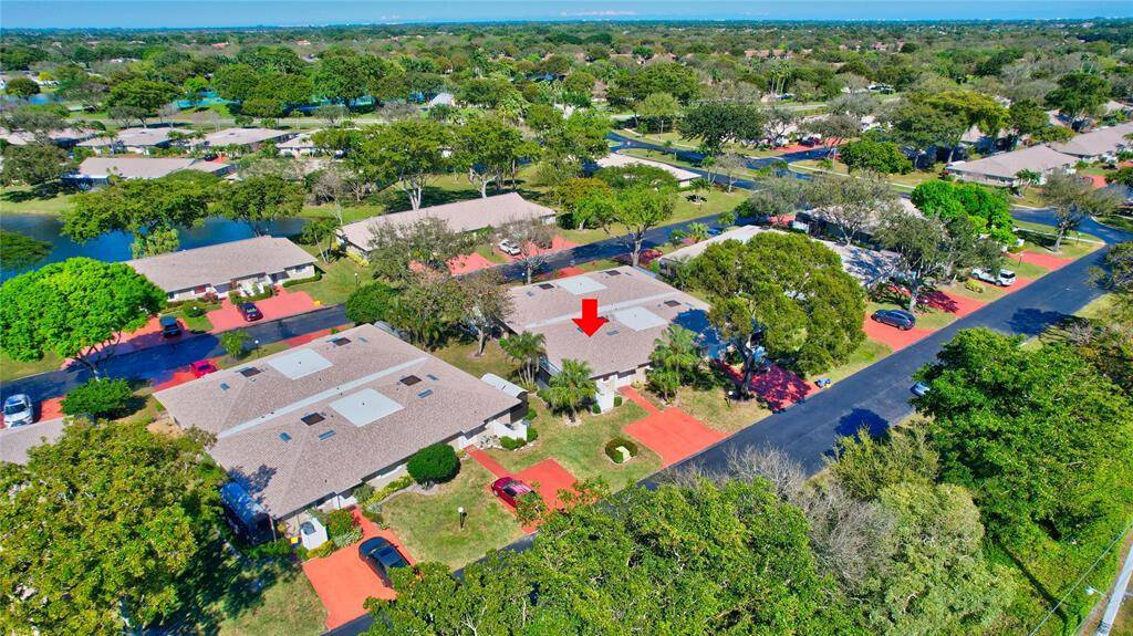 This beautifully updated 2 bedroom, 2 bathroom villa with a bonus Florida room is located in Whisper Walk.