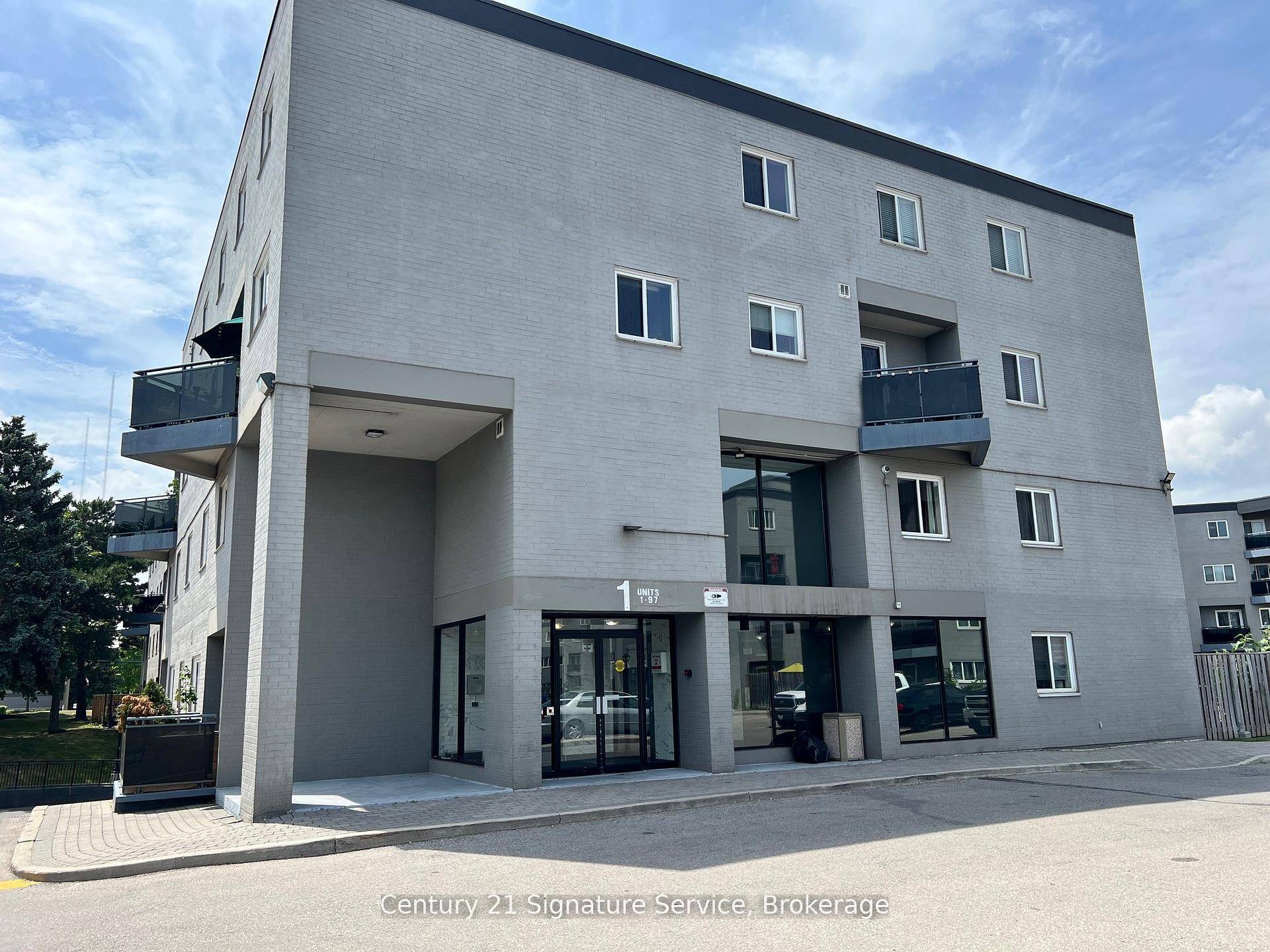 Welcome to this beautifully renovated 2 storey condo in the heart of the Clarkson community.