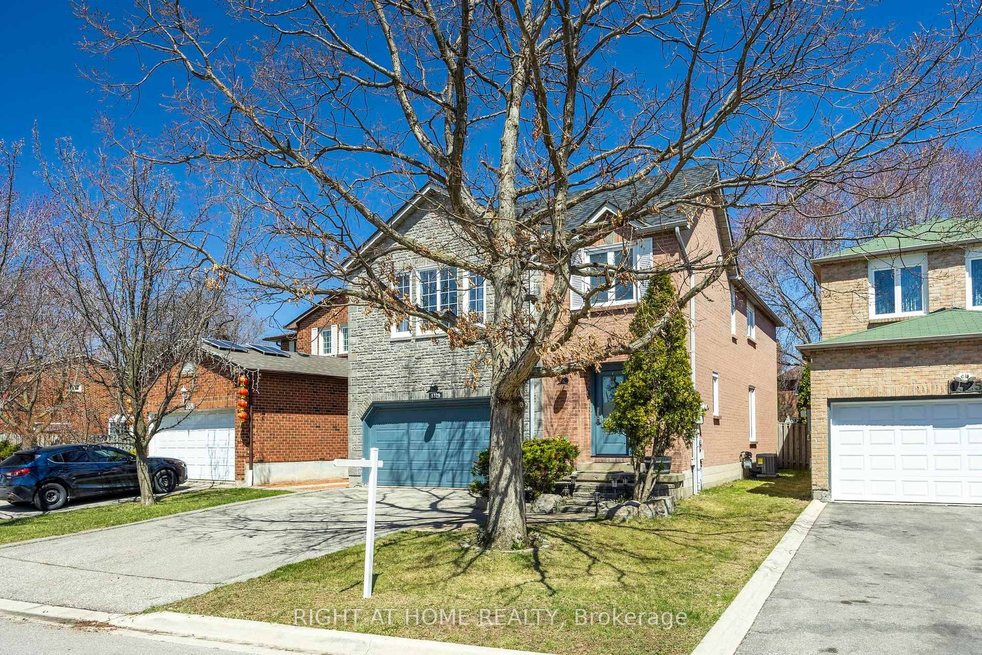 Welcome to this well maintained, ideally located 4 2 bedrooms, 4 bathrooms house situated in desirable Creditview area of Mississauga only minutes away from Erindale Go Train Station, Golden Square ...
