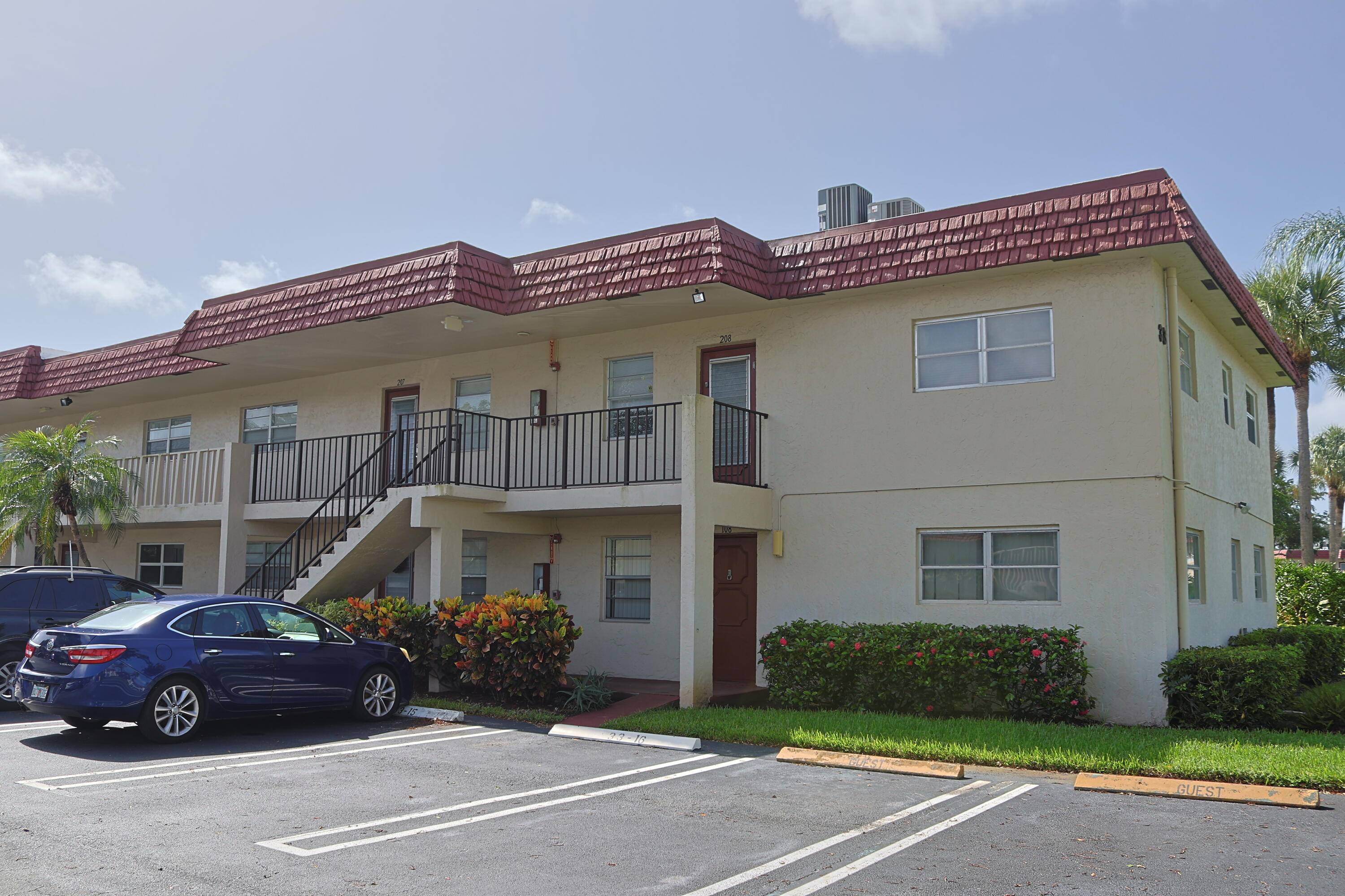 Great 1st floor corner unit in Villages of Oriole Abbey Condo.