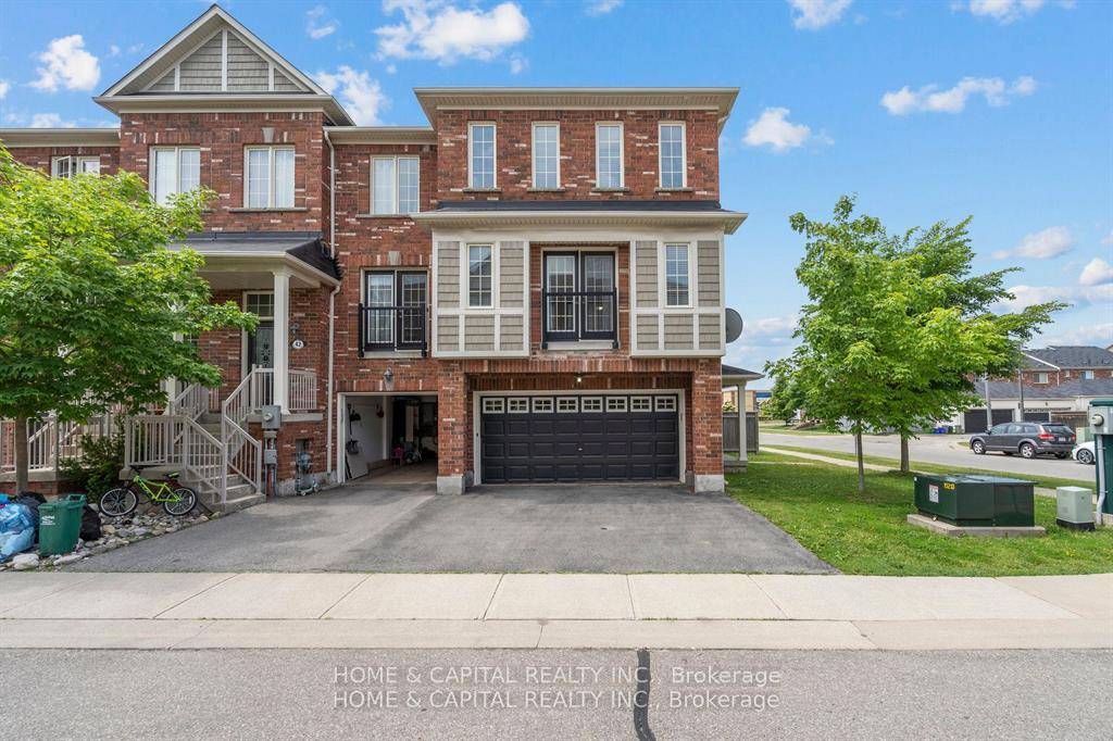 2186 Fiddlers Way S, Unit 43, OakvilleBeautifully Renovated End Unit Townhome in Desirable West Oak TrailsBright and spacious, this fabulous end unit townhouse with a rare double car garage feels ...