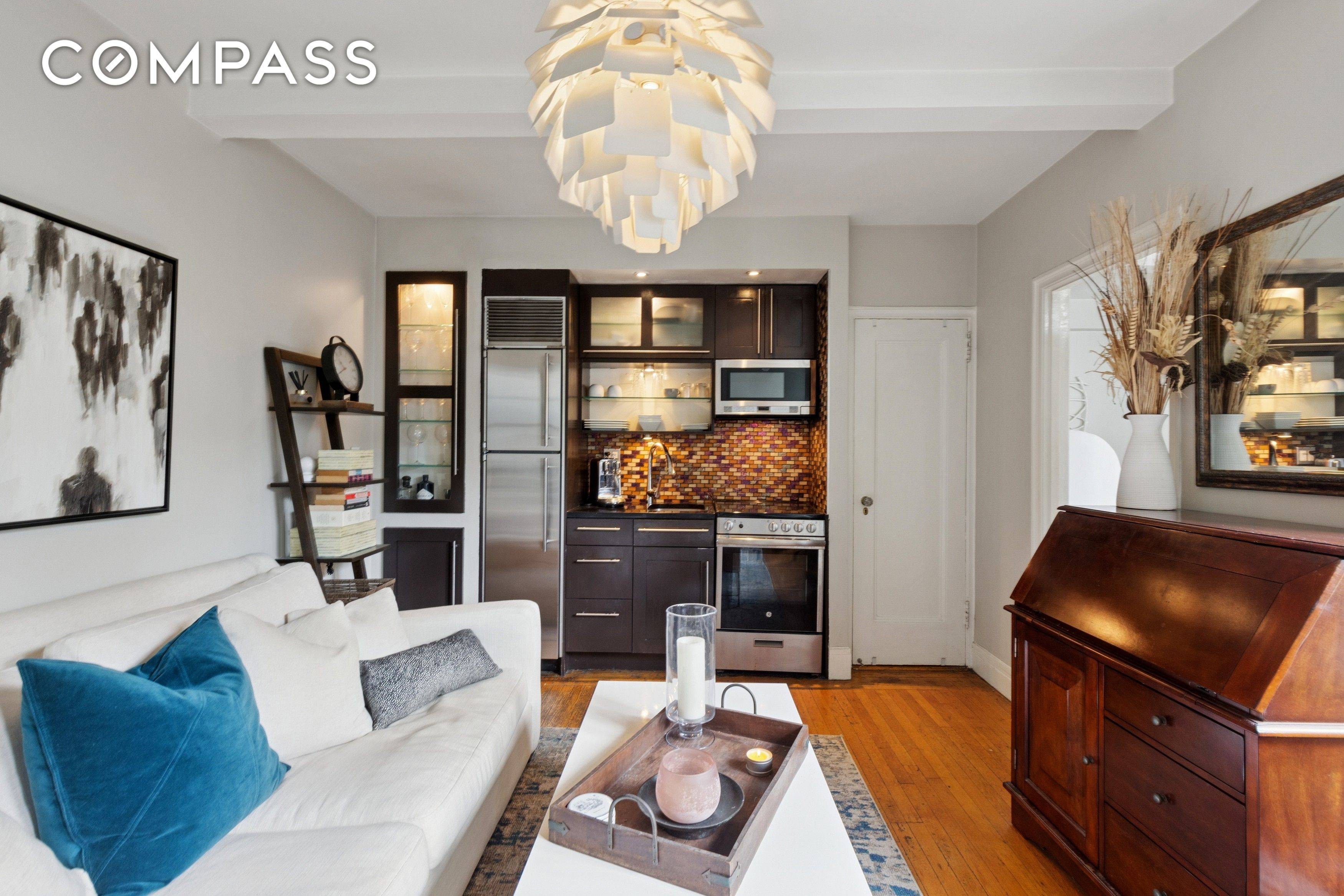 HIGH FLOOR OASIS IN HELLS KITCHEN Bathed in natural sunlight and nestled quietly in the iconic Whitby, this prewar one bedroom is a sweet respite from the stress of the ...