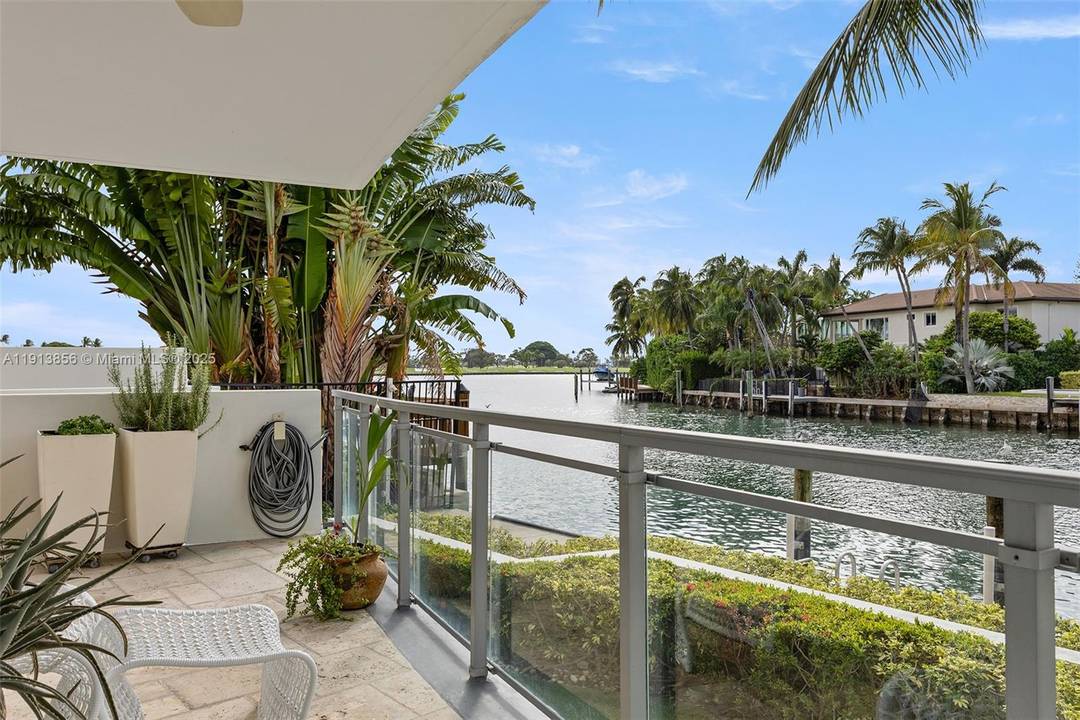 Your chance to live in a luxurious, waterfront 4 bed 4.