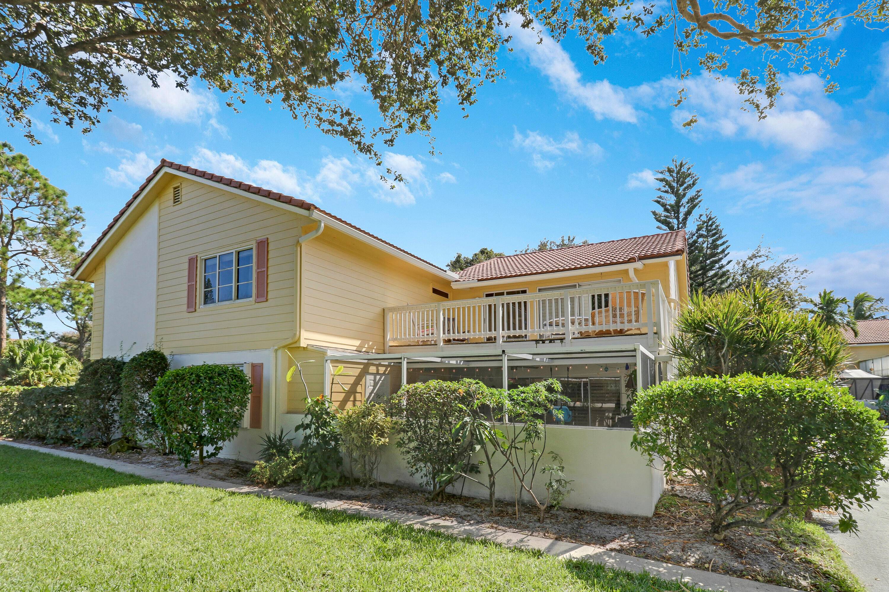 Discover coastal living at its finest with this charming townhouse in the heart of Jupiter, just moments away from the Atlantic Ocean !