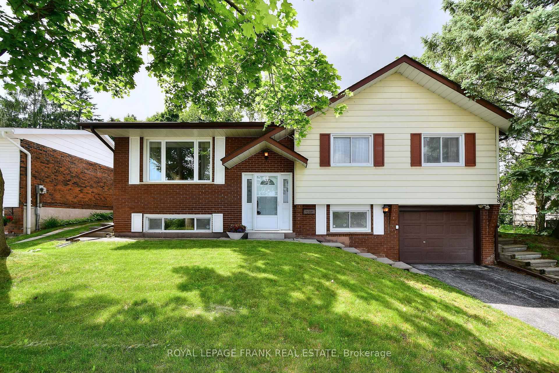 Prime Kawartha Heights neighbourhood, with a large 60x137' lot, this home offers a great opportunity !