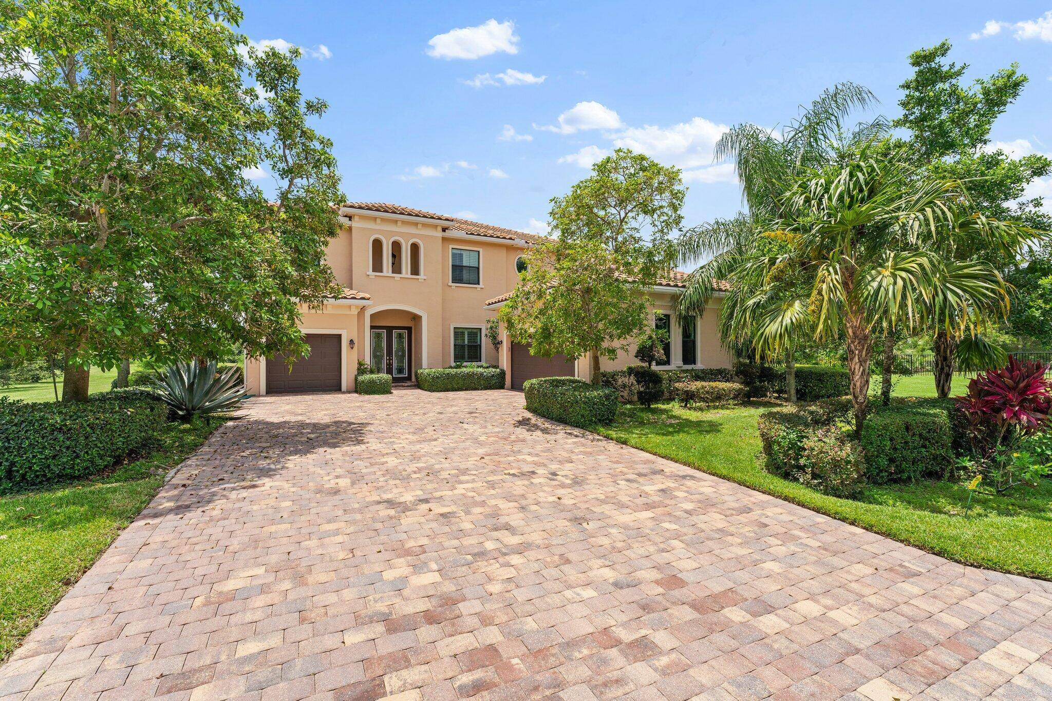Perfectly situated on a quiet cul de sac in the exclusive Estates section of Highlands Reserve, this elegant 5BR, 4BA pool home is set on a beautifully landscaped, expansive preserve ...