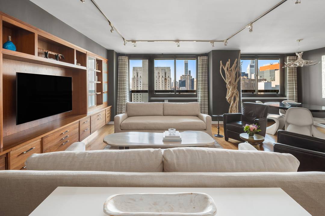Modern and elegant, this generous one bedroom, one and a half bathroom home boasts spectacular city skyline and 59th Street Bridge views and exquisite finishes and fixtures chosen by the ...