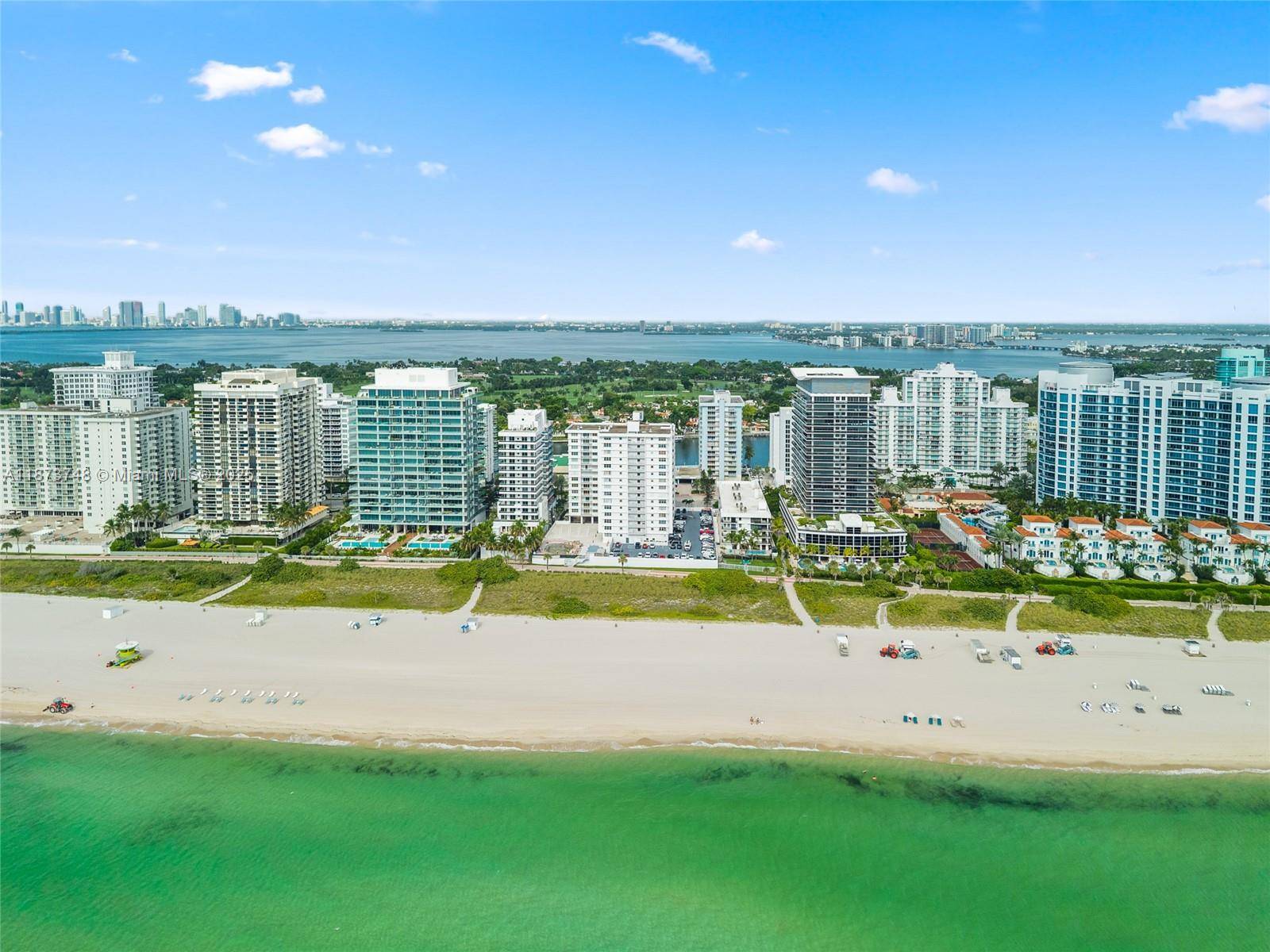 Seize the opportunity to live in this beautiful and spacious apartment, right in front of the beach.