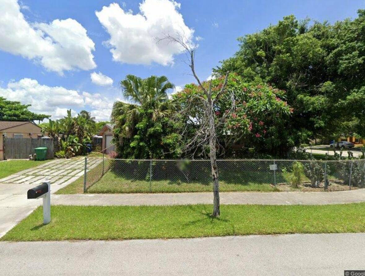 Attention Investors, this is a perfect handy man special, fixer upper house This 4 bedroom, 2 bath single family home that is 1749sf under air will make a wonderful home ...