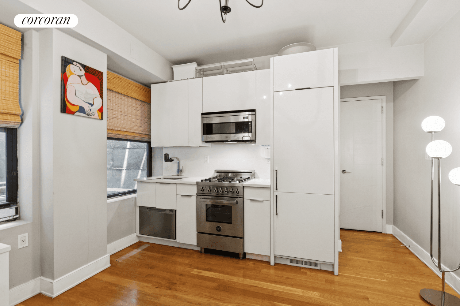 Discover the best priced junior one bedroom condo in Chelsea, one of Manhattan's most dynamic neighborhoods.