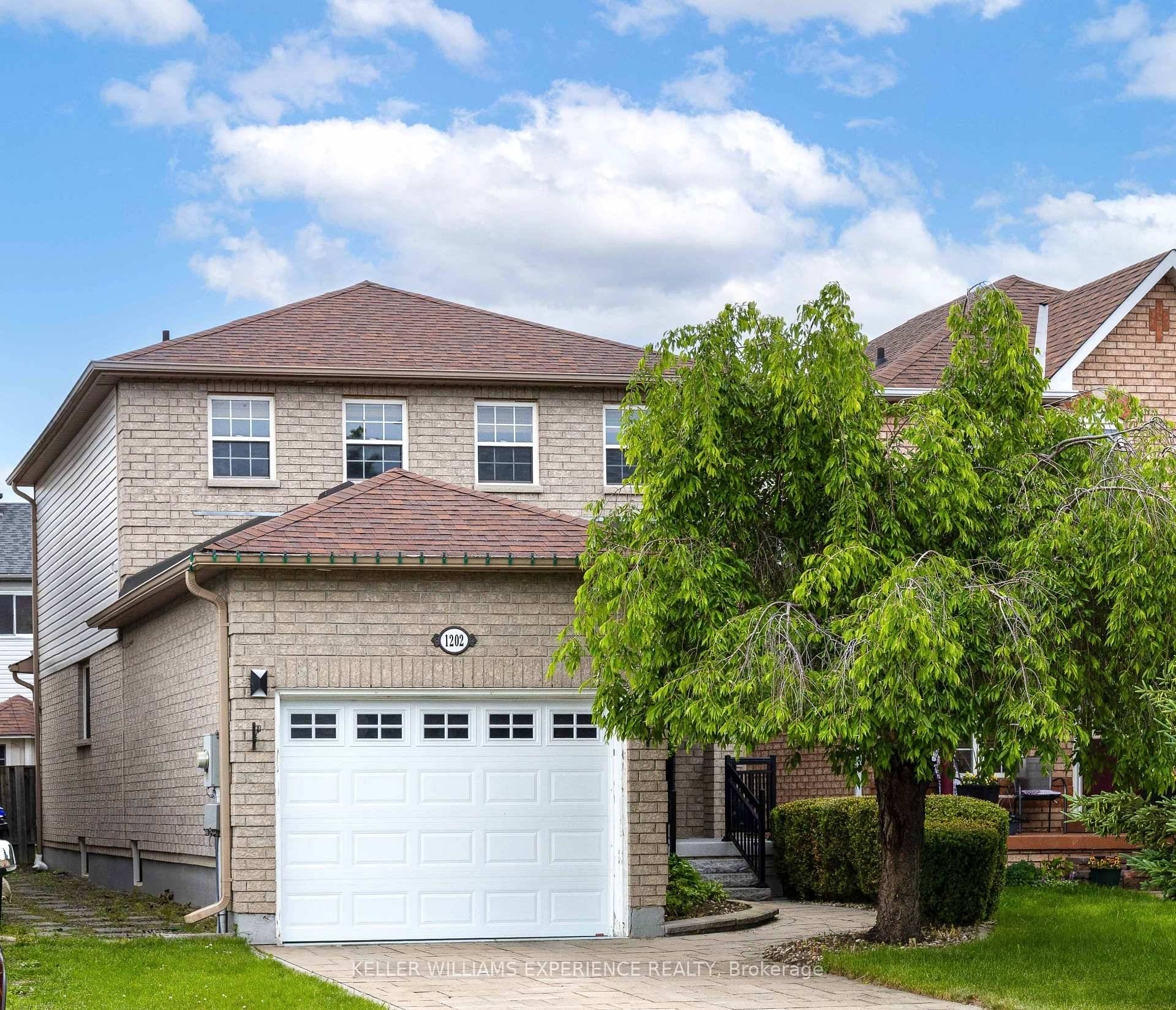 OPEN HOUSE SAT JUN 21 1 3PM Welcome to this stunning 3 bedroom, 3 bathroom detached home, nestled in the desirable Alcona Community of Innisfil.