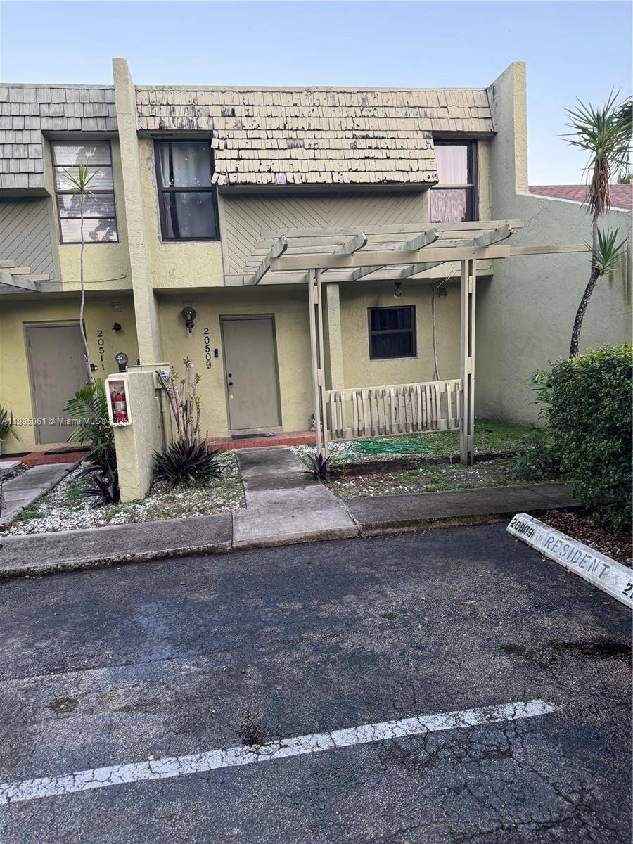 NICE 3 BEDROOMS AND 2 1 2 BATHROOMS TOWNHOUSE.