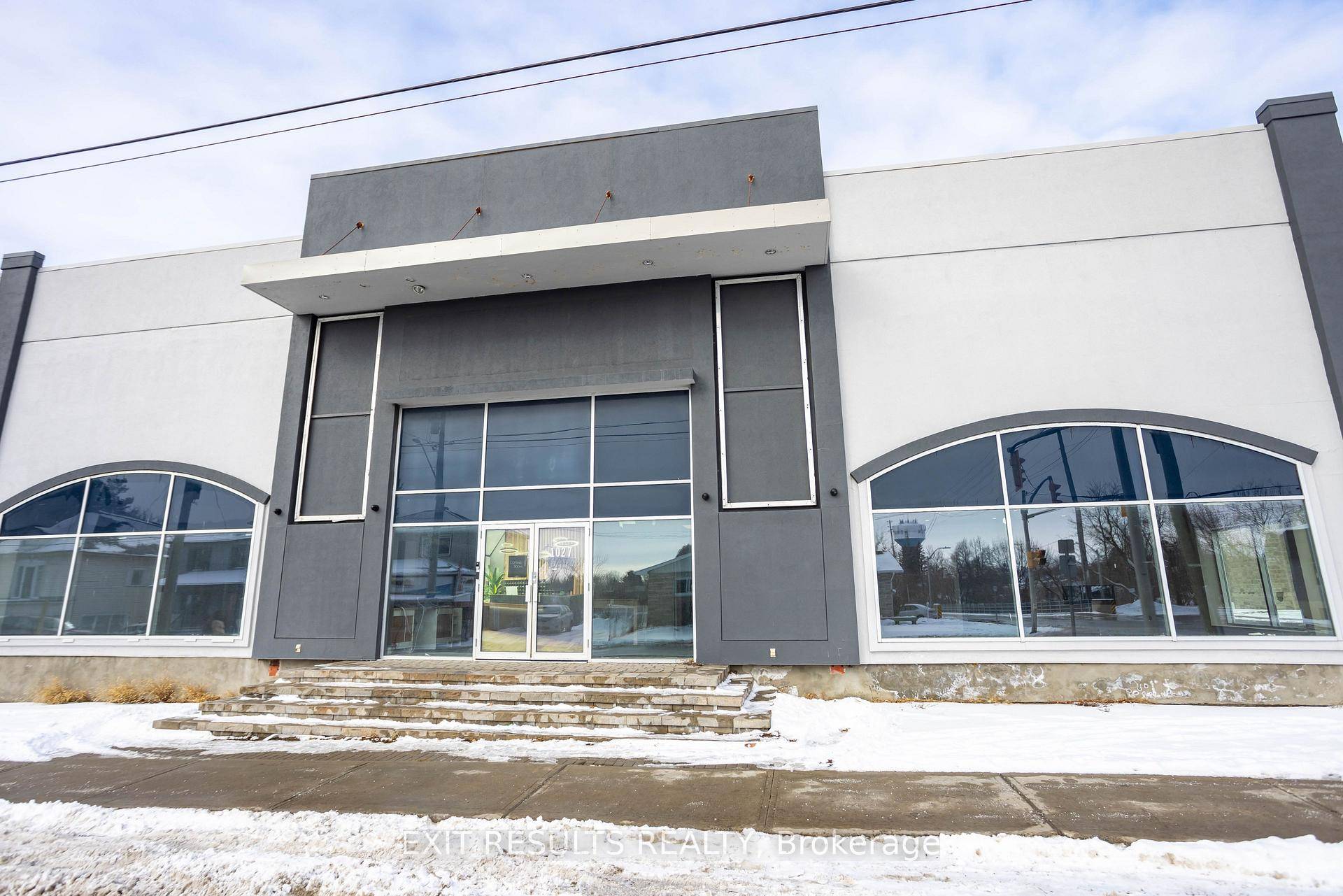 Prime retail and mixed use property in the heart of Embrun.