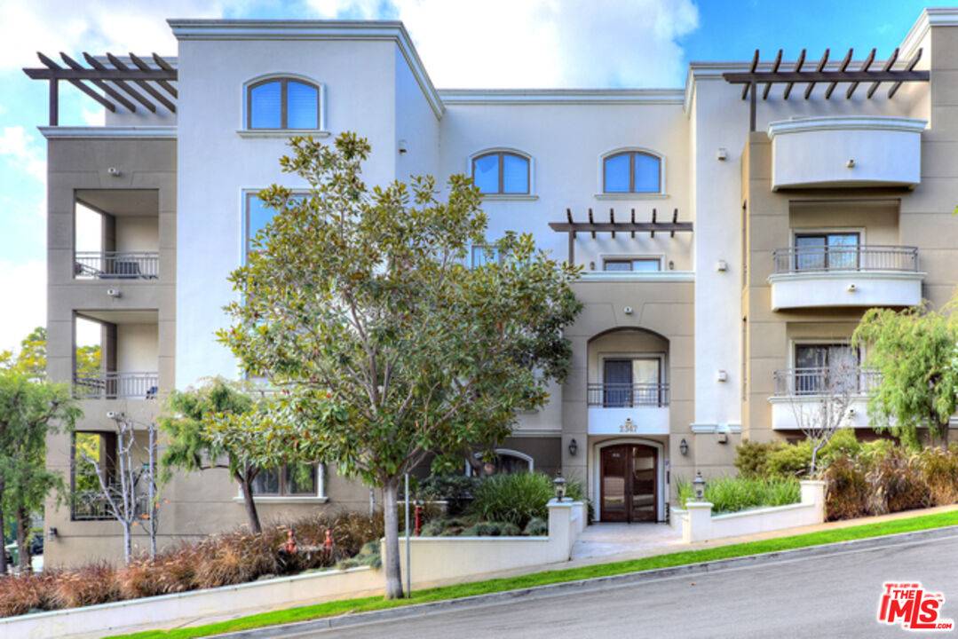 2347 Fox Hills Dr 2BR La