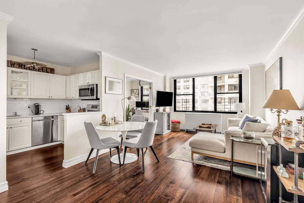 South facing and fully renovated, this 2 Bedroom 1 Bathroom apartment Junior 4 is ready for immediate move in !