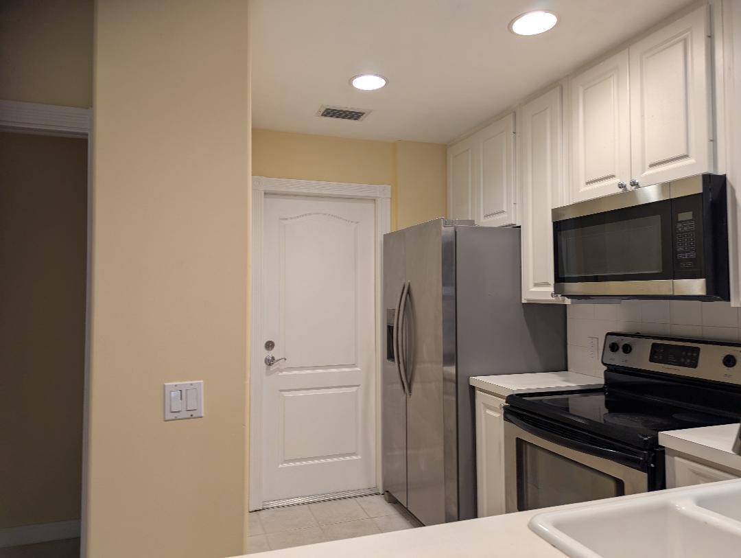 This Charming 3 Bedroom 2 1 2 Bathroom Townhome provides two stories.