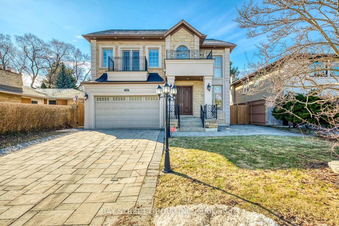 Spectacular Custom Built Home With A Rich Contemporary Design amp ; Superb Craftsmanship !