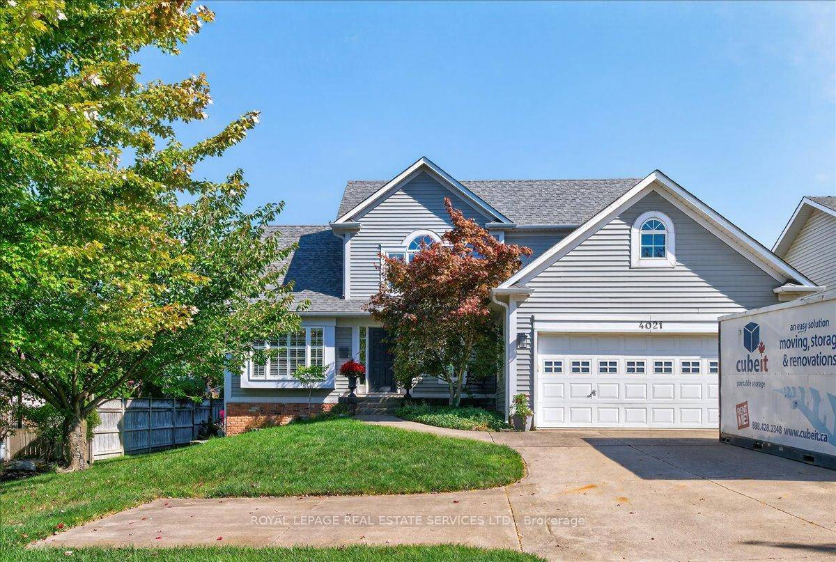 Welcome to this stunning custom built bungaloft with a main floor primary bedroom, perfectly situated in the heart of Beamsville.