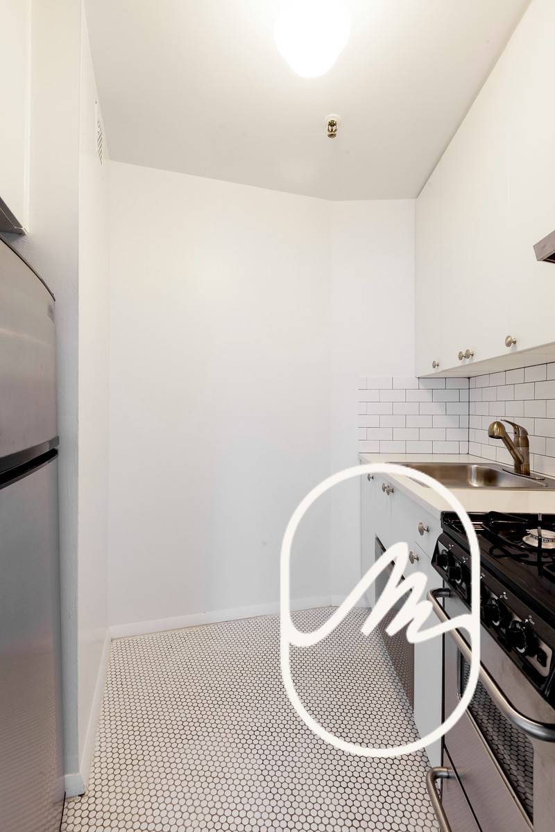 Fabulous new True North one bedroom with extra high ceilings, a king sized bedroom, and 2 shared balconies.